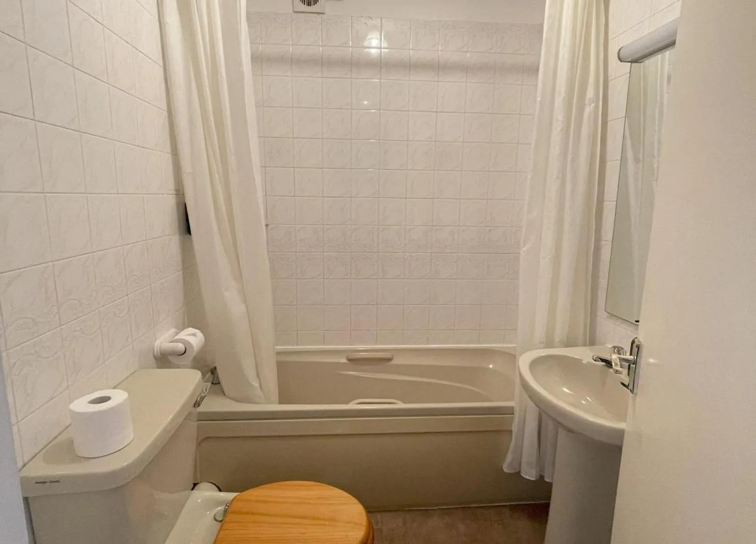 The Captain'S Lodge Room Only Accommodation 惠特比